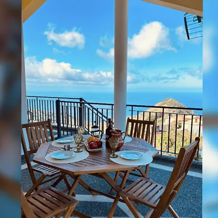 Hébergement de vacances Panoramic Sea And Mountain View 2 Bedroom House